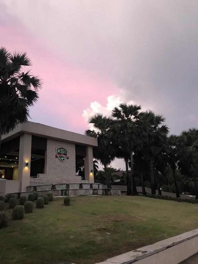 Hostal Suwan Golf & Country Club Nakhon Chai Si Exterior foto